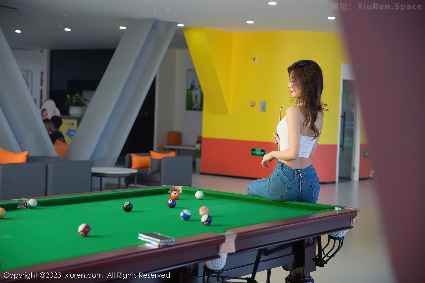 图片[5]-[XiuRen秀人网]2023.05.06 NO.6690 绮里嘉ula 白色运动内衣与紧身牛仔裤加黑丝美腿性感私房写真集-秀人网官方网站